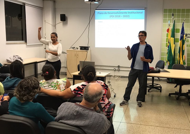 Professor Luiz Fernando Nunes da Rocha, durante reunião da Comissão Local com alunos dos cursos de licenciatura